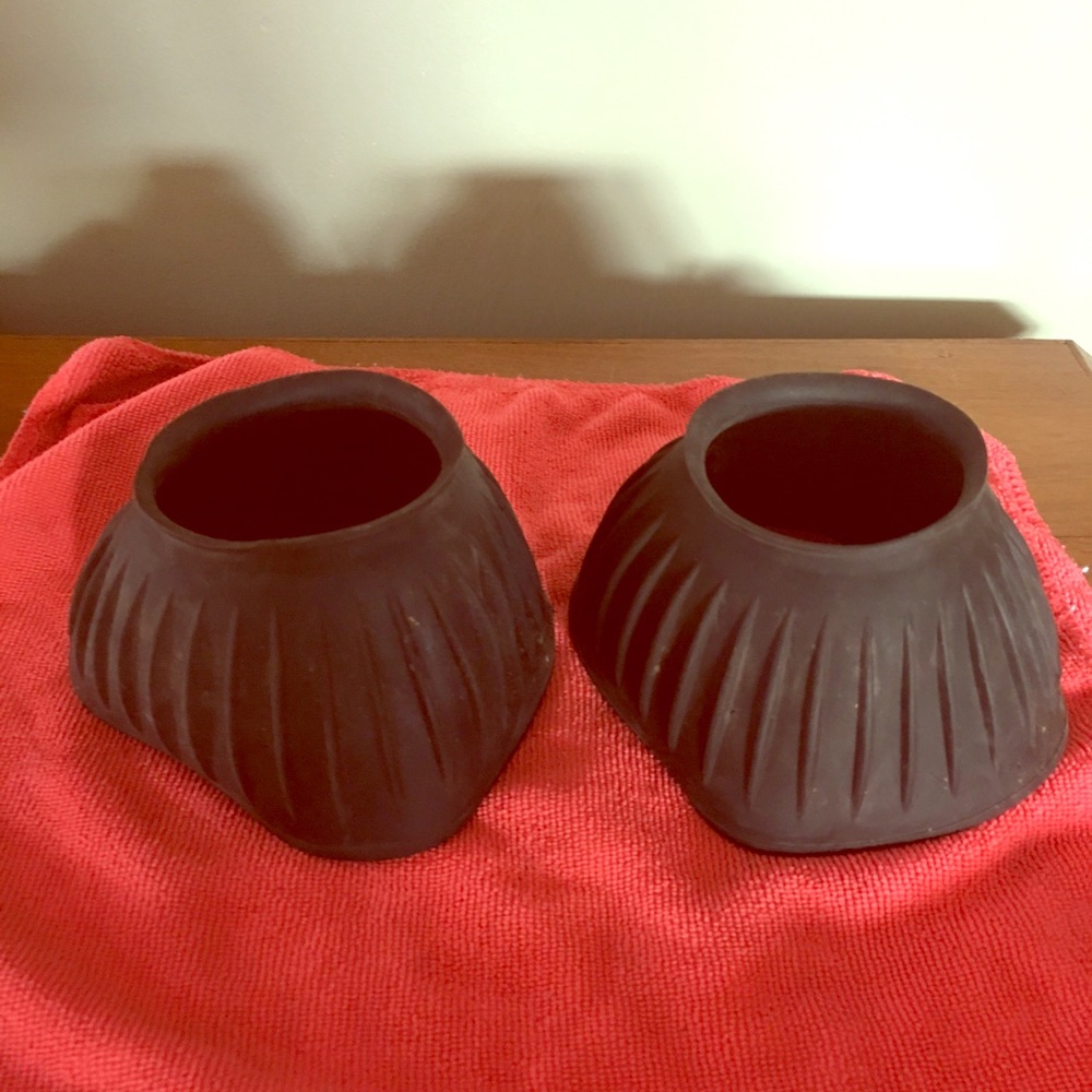 Rubber pull on bell boots horse